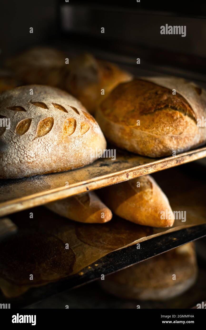 Un montón de pan de trigo en una mesa de acero en una panadería Fotografía  de stock - Alamy