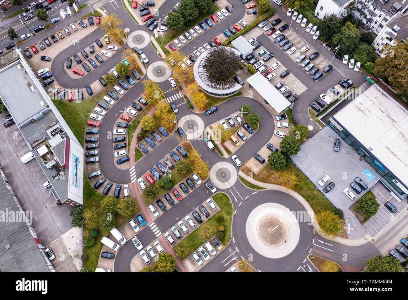 5 Kreisverkehre beim VW Autohaus an der Automeile am Höherweg in Düsseldorf. AUS der Luft gesehen ein kleines Kunstwerk mit den geparkten Autos. Foto de stock