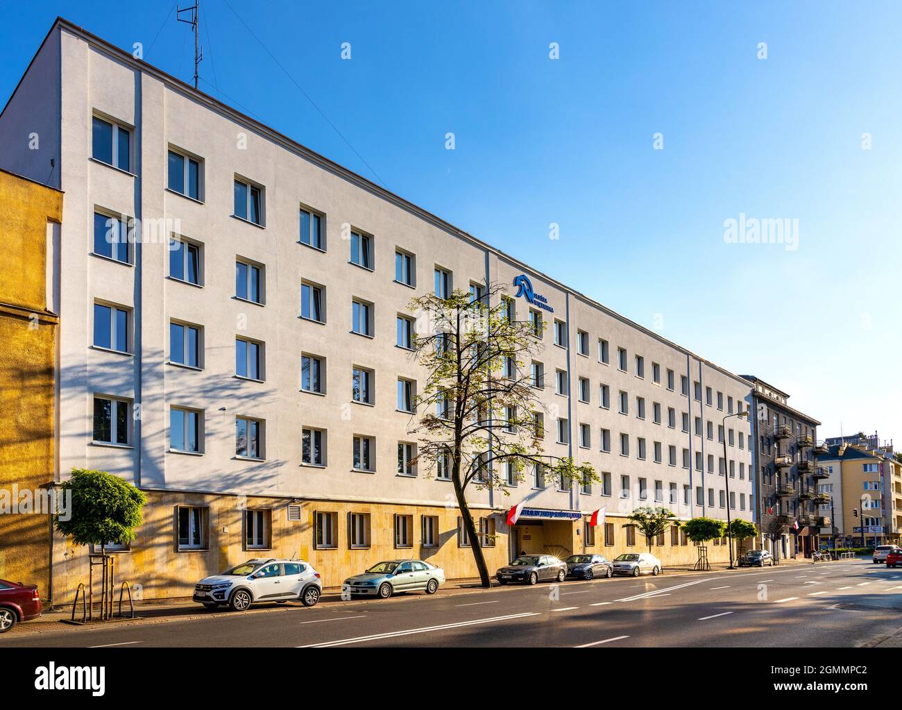 Varsovia, Polonia - 12 de agosto de 2021: Sluzba Wiezienna Prison Service - edificio de oficinas de la autoridad penitenciaria estatal en la calle Rakowiecka en Mokotow distr Foto de stock