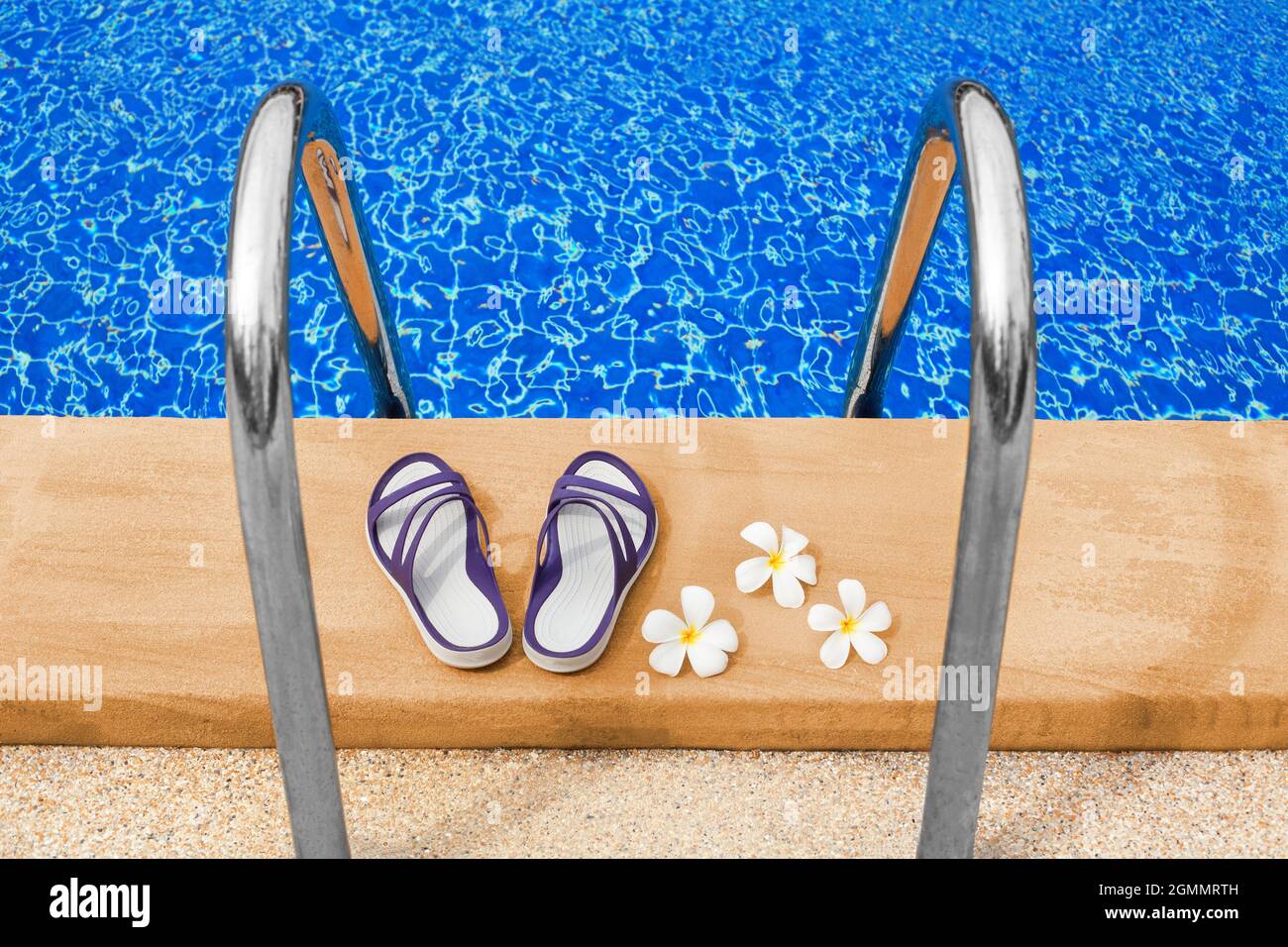 Piscina de agua azul, plomería blanca frangipani flores, chanclas de  mujeres, piscina, naturaleza de playa de mar tropical, vacaciones de  verano, vacaciones, spa Fotografía de stock - Alamy