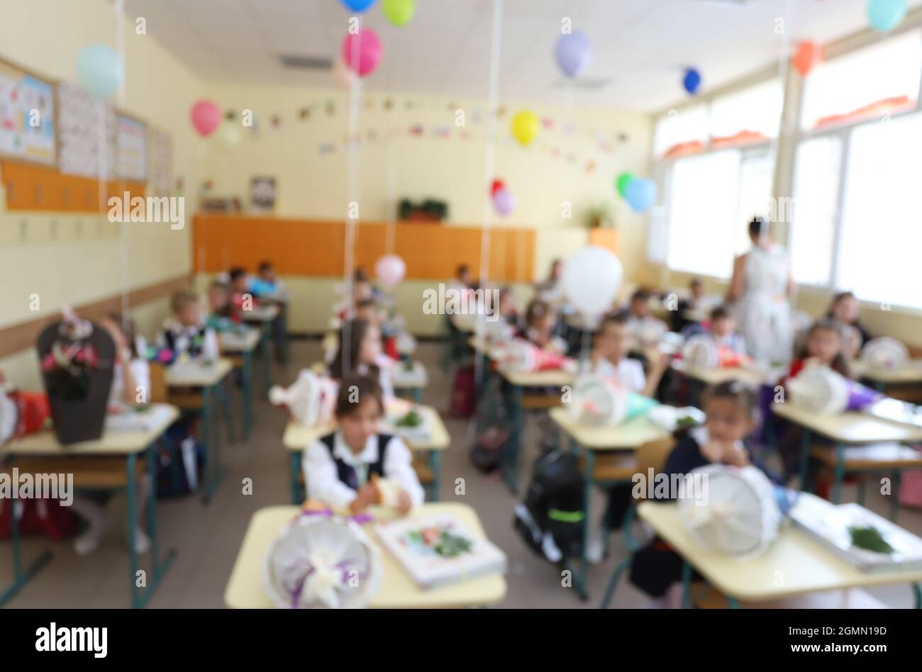 Niños en el salón de clases en la escuela primaria, desenfocados Foto de stock