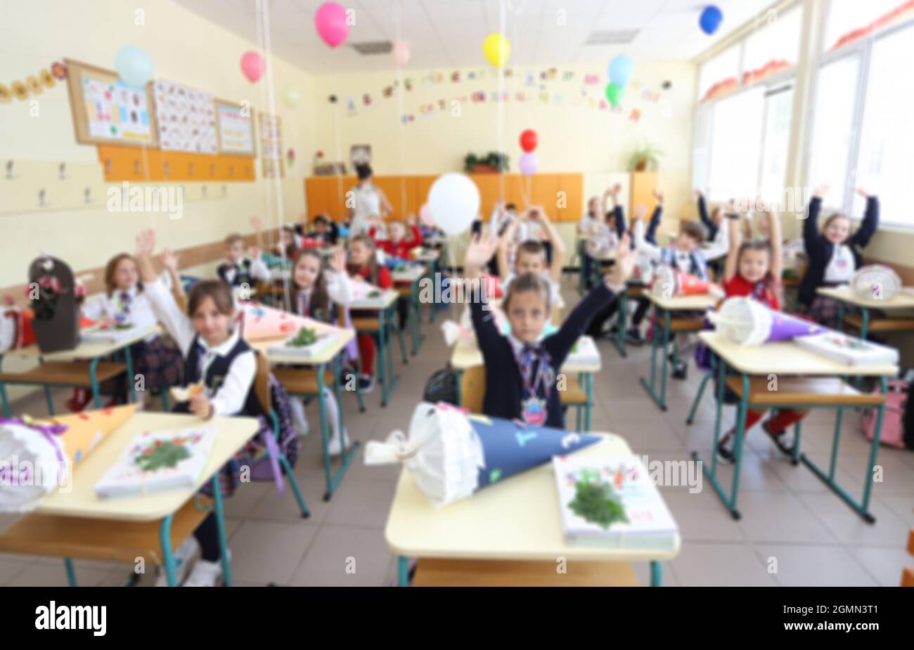 Niños en el salón de clases en la escuela primaria, desenfocados Foto de stock