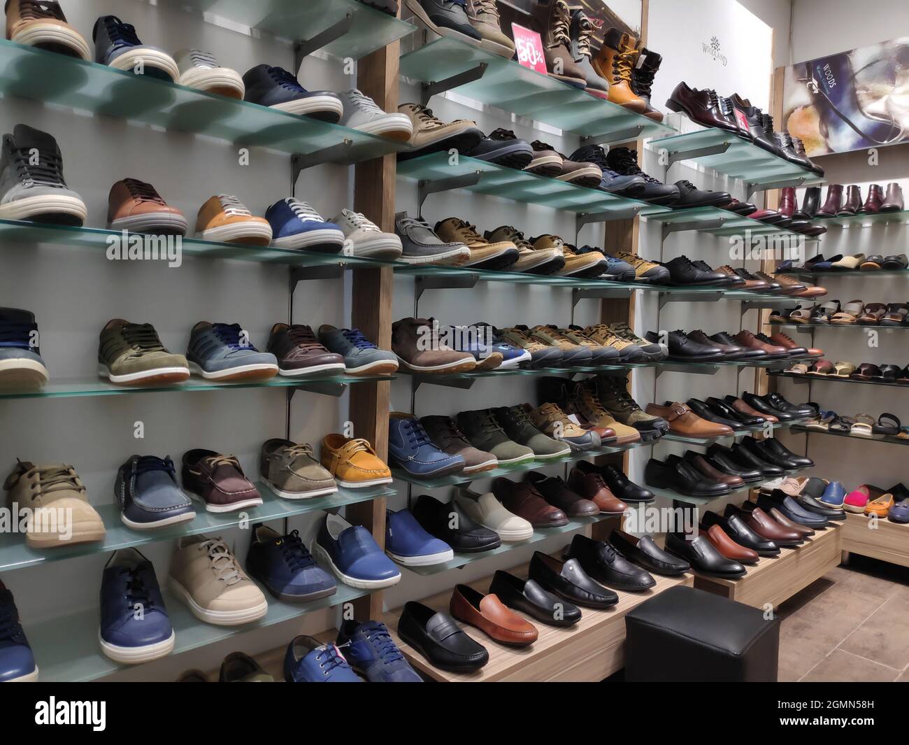 La Todos Los Tipos De Zapatos Baratos En Un Escaparate De Un Outlet Center Buenos Precios En Argentinos; Signos En Español Fotografía De Alamy | sptc.edu.bd