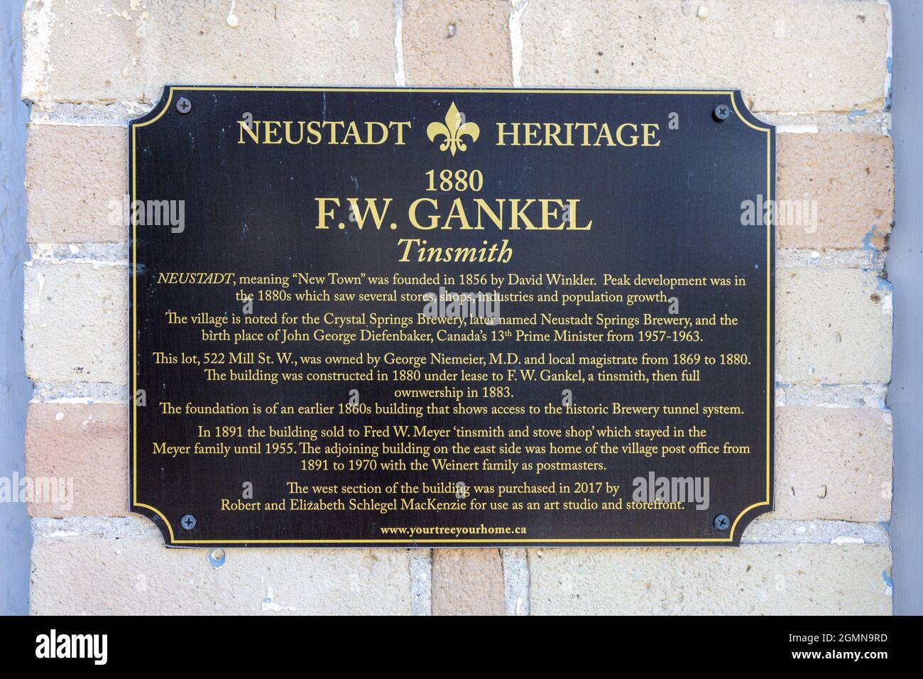 Neustadt Heritage Plaque Ontario Fuera de un edificio patrimonial La tienda Oprigional Tinsmith Shop en Neustadt Ontario, Canadá Foto de stock