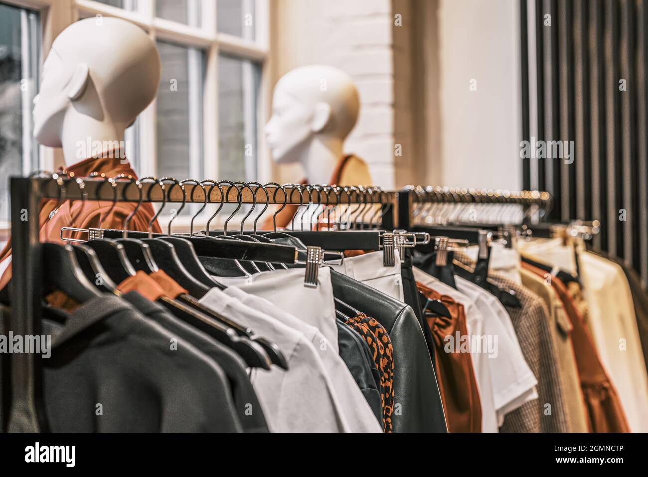 Ropa en perchas, venta en tienda, surtido en tienda de ropa, mannequin  cabezas. Enfoque selectivo Fotografía de stock - Alamy