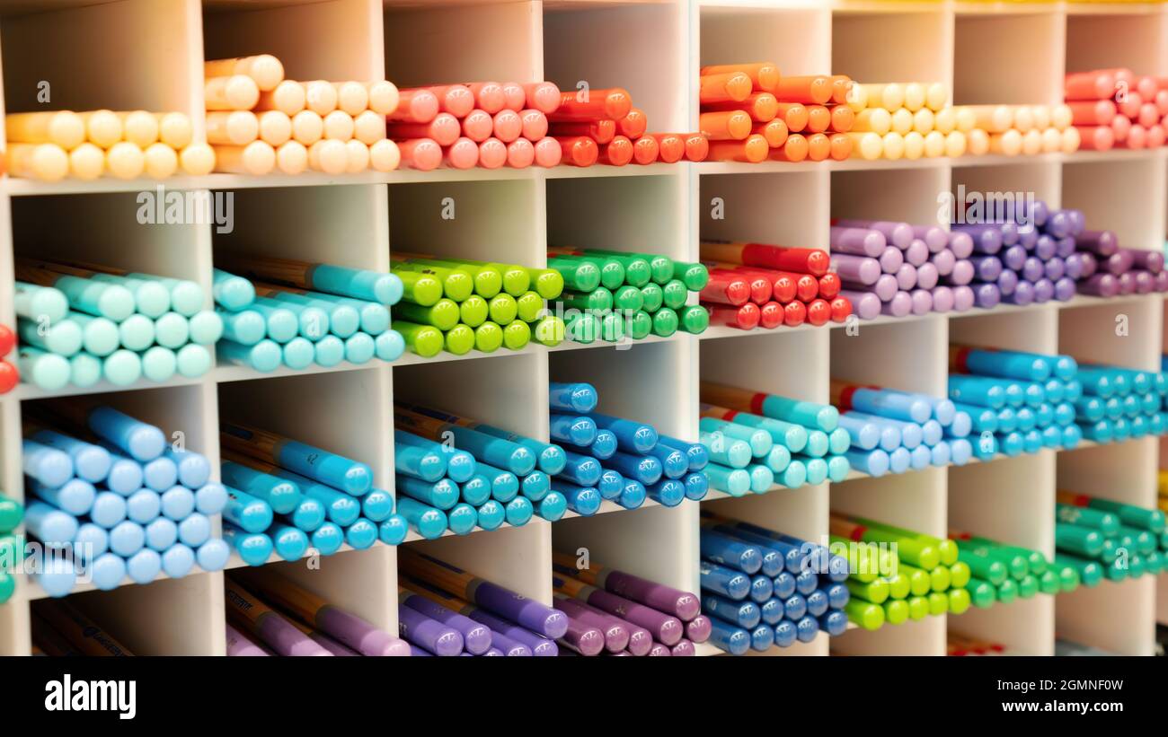 Lápices de fondo con espacio de copia. Lápices de colores para uso  profesional en un estante en una tienda de artículos de escritorio. Los  lápices de acuarela están dispuestos en color Fotografía