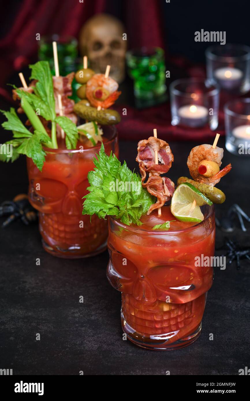 Fiesta DE HALLOWEEN - Cóctel César o Bloody Mary que contiene vodka, un  poco de jugo de tomate, diferentes especias y aromas, como Worcestershire  Fotografía de stock - Alamy