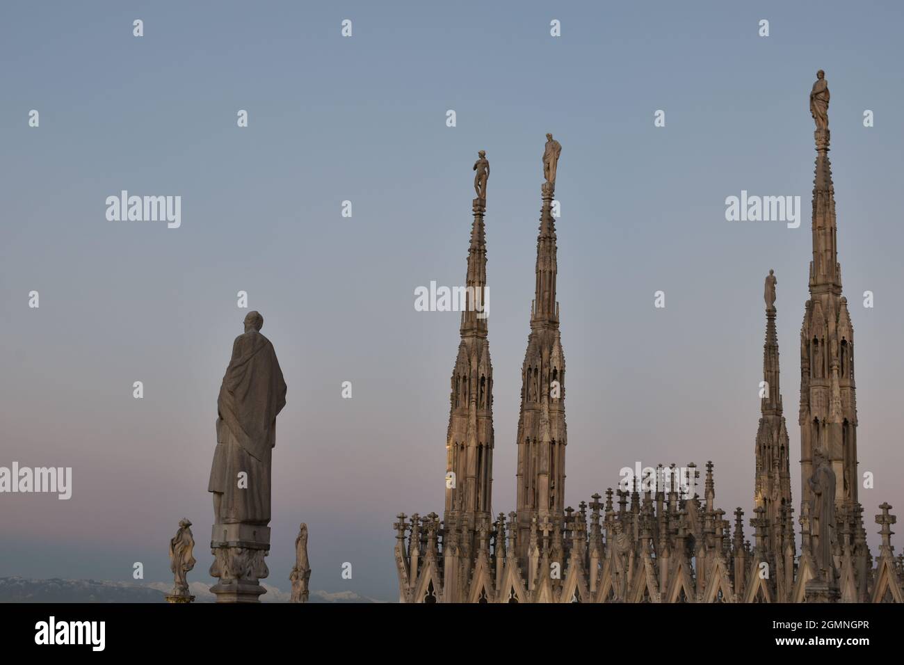 Cielo despejado desde la azotea del Duomo Di Milano Foto de stock