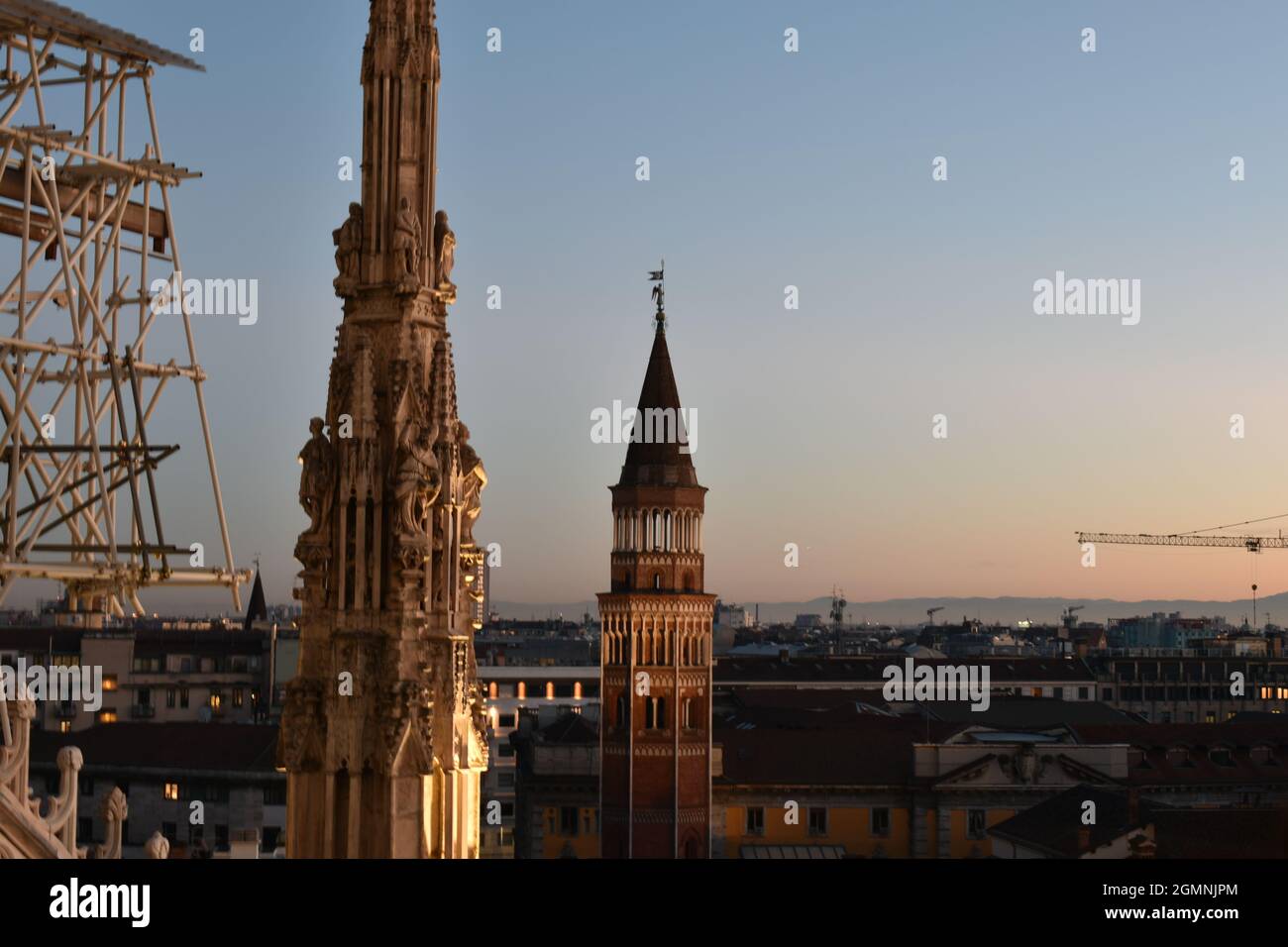 Cielo despejado desde la azotea del Duomo Di Milano Foto de stock