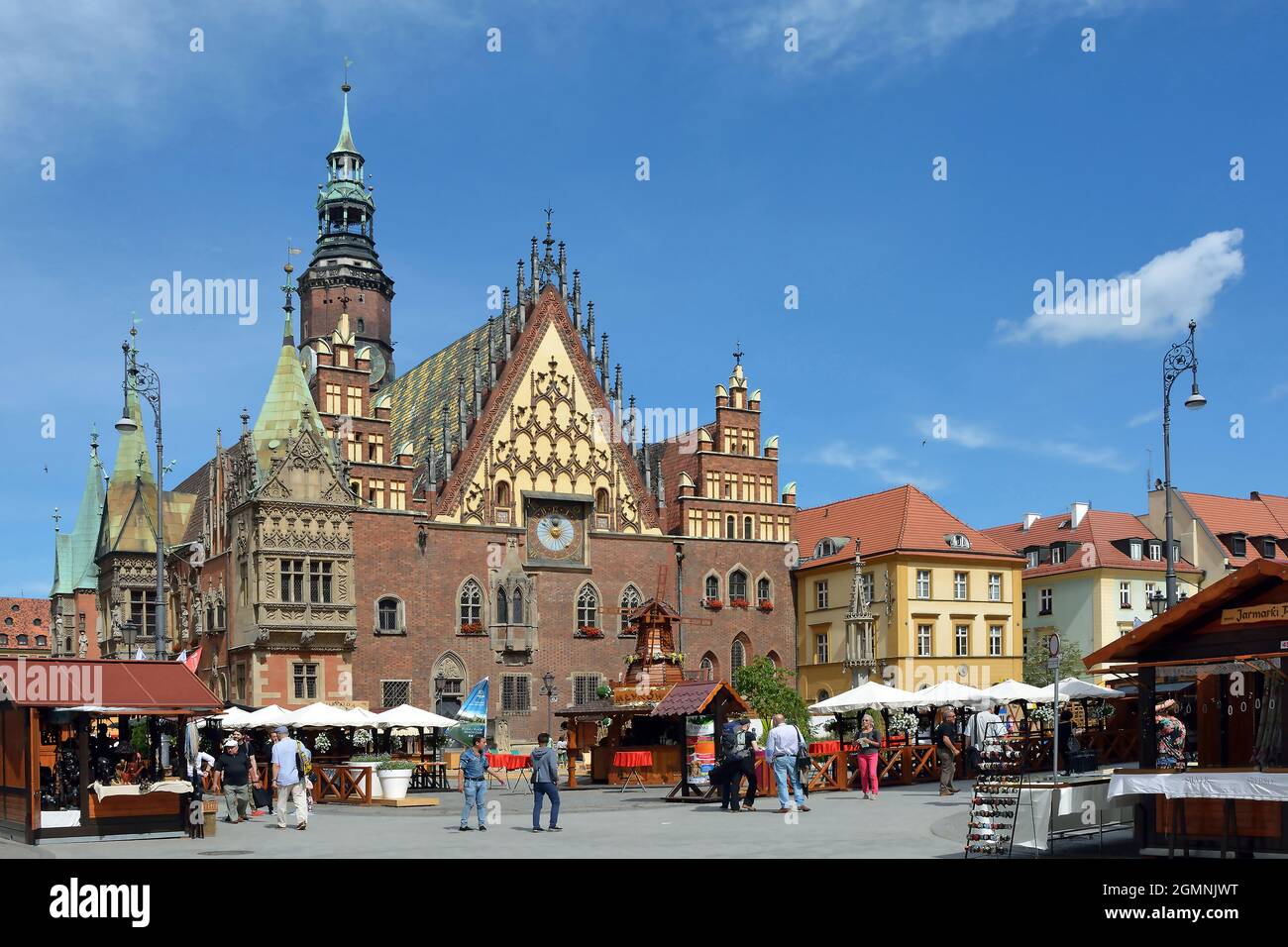 Antiguo Ayuntamiento en la plaza del mercado en el casco antiguo de la ciudad de Wroclaw - Polonia. Foto de stock