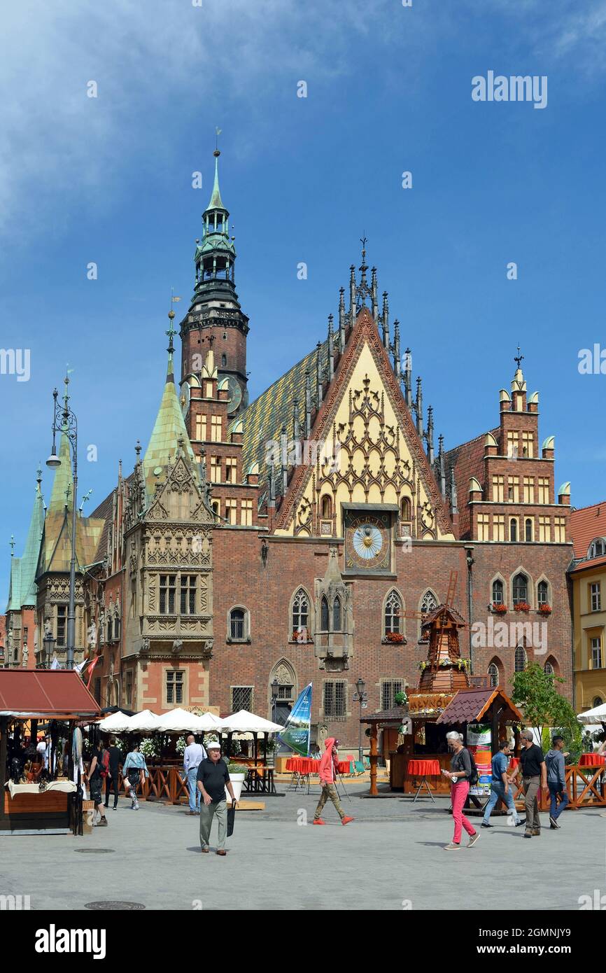 Antiguo Ayuntamiento en la plaza del mercado en el casco antiguo de la ciudad de Wroclaw - Polonia. Foto de stock