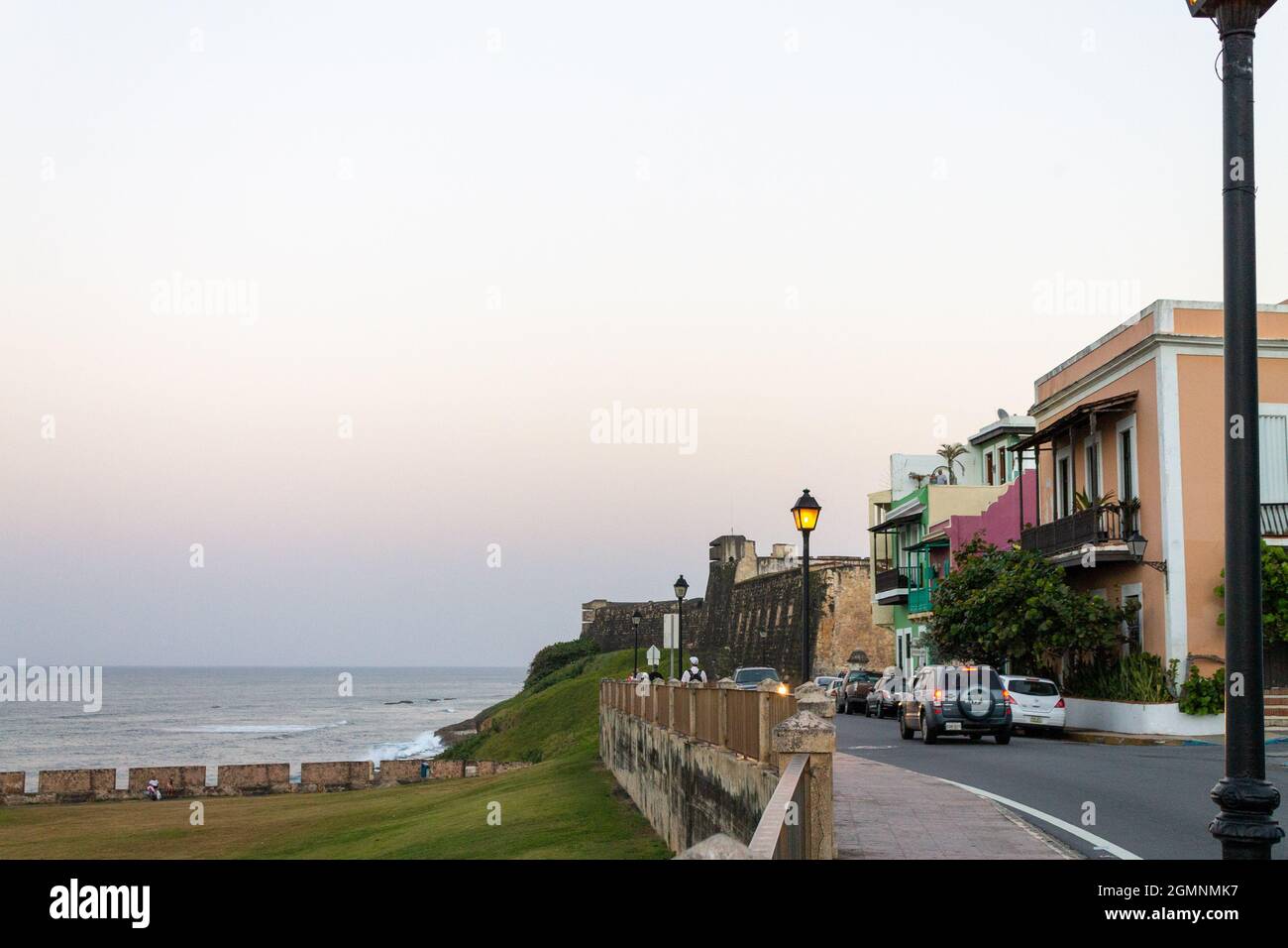 Old San Juan, Puerto Rico - Mar 22th 2014: Vista de las calles con vistas al mar del Viejo San Juan. Puerto Rico Foto de stock