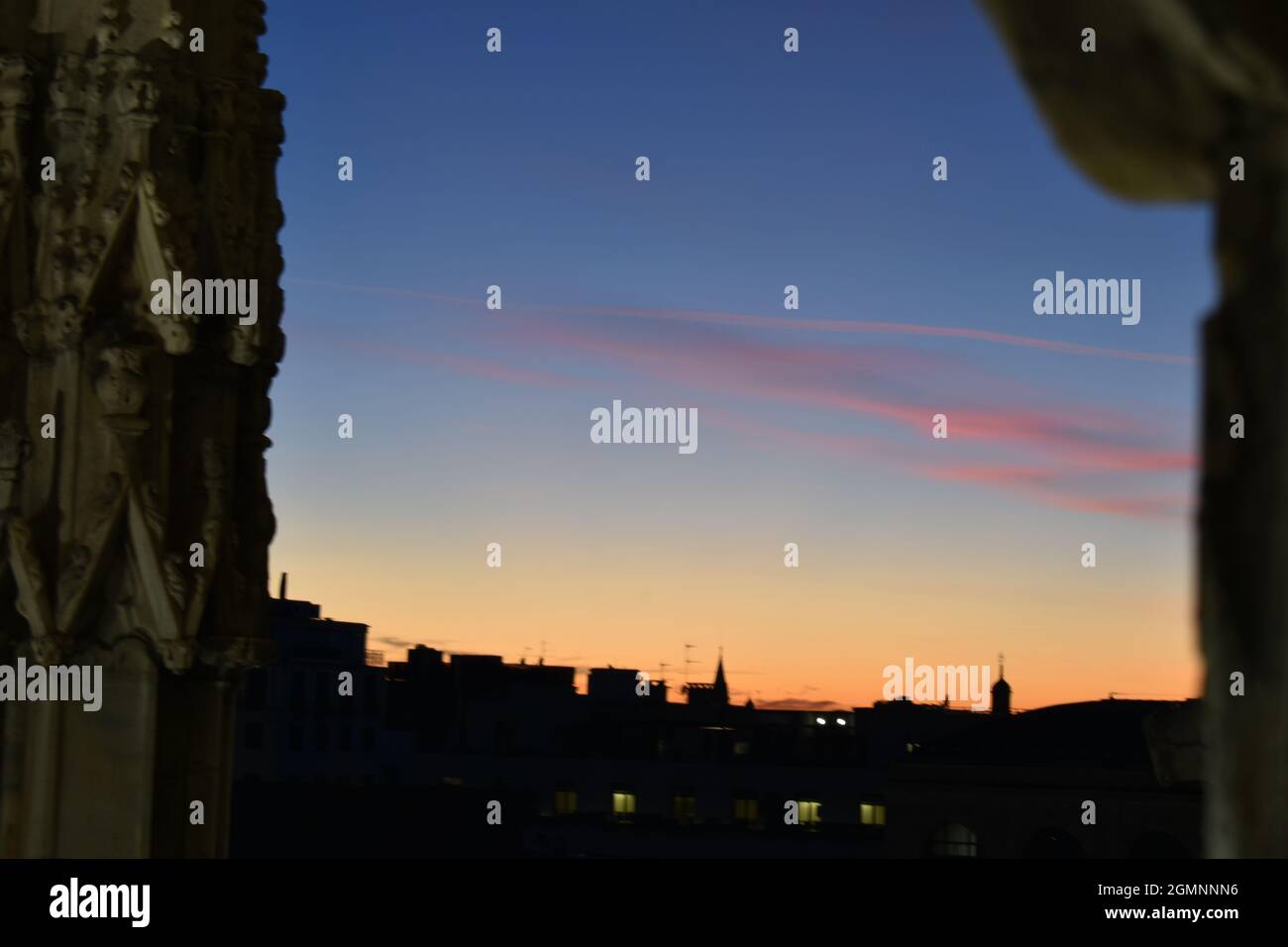 Vista de la puesta de sol desde la azotea del Duomo Di Milano Foto de stock