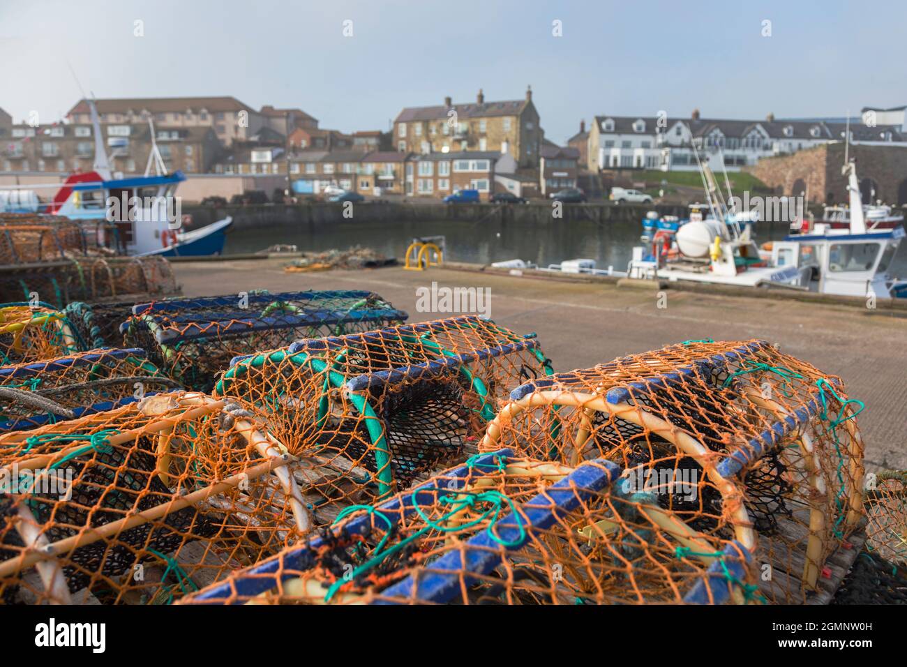 Ollas de langosta, Seafouses Harbor, Northumberland, Reino Unido Foto de stock