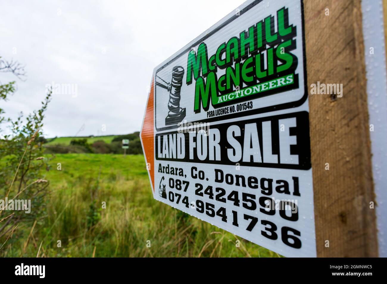 Cartel, letrero, señalización, tierra para la venta. Ardara, Condado de Donegal, Irlanda Foto de stock