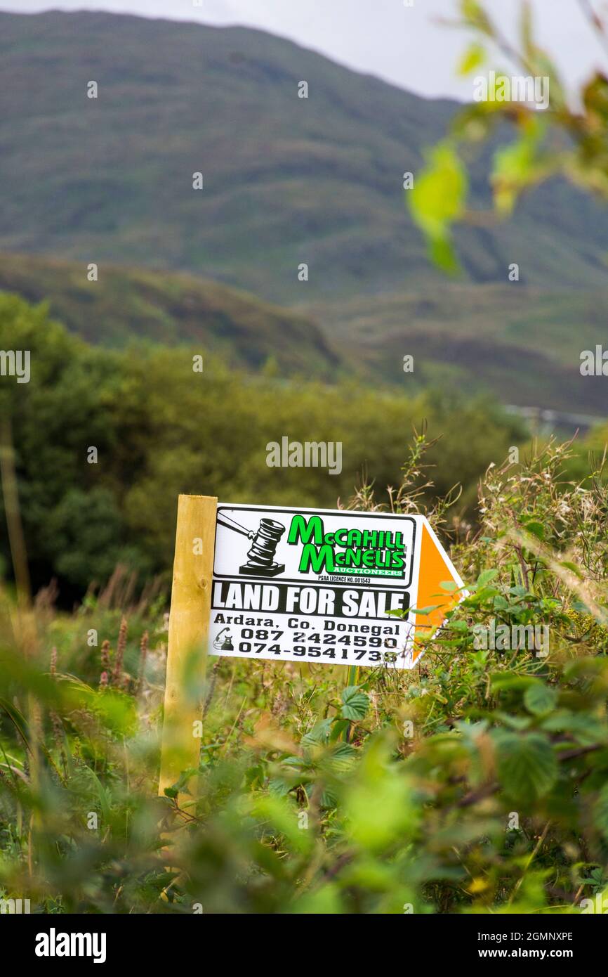 Cartel, letrero, señalización, tierra para la venta. Ardara, Condado de Donegal, Irlanda Foto de stock