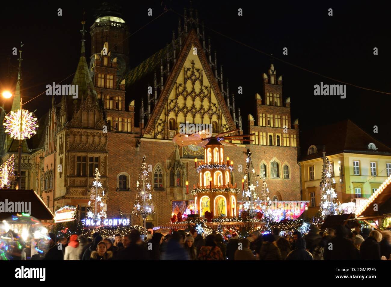 Mercado de Navidad bevor el ayuntamiento en el casco antiguo de la ciudad de Wroclaw en la tarde - Polonia. Foto de stock