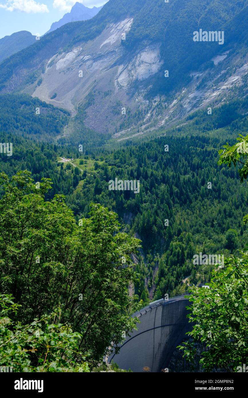 La presa de Vajont y la montaña colapsada Foto de stock