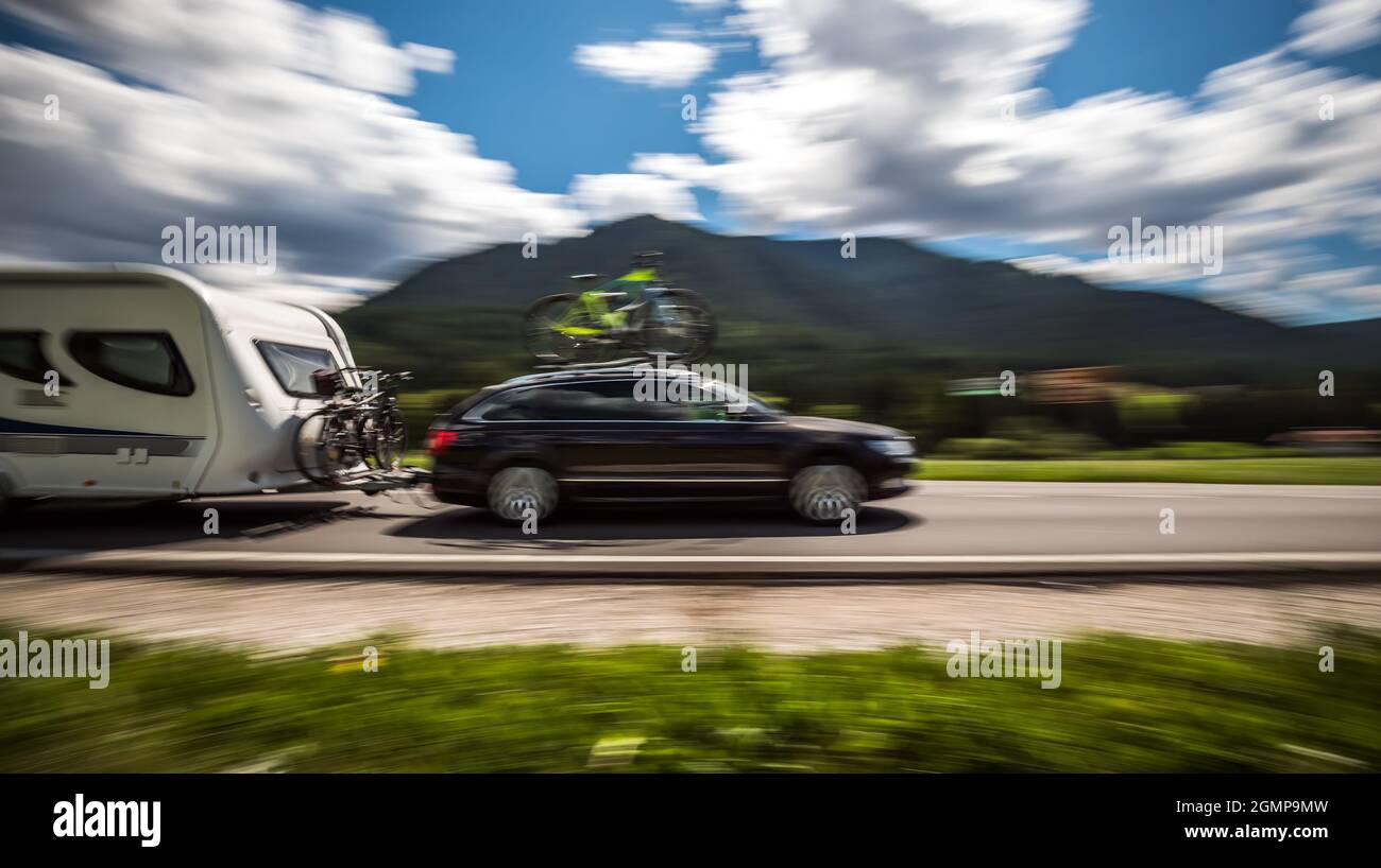 Viajes de vacaciones familiares, viaje de vacaciones en autocaravana, caravana de RV alquiler de vacaciones. Naturaleza Bella Italia paisaje natural de los Alpes. Advertencia - shootin auténtico Foto de stock