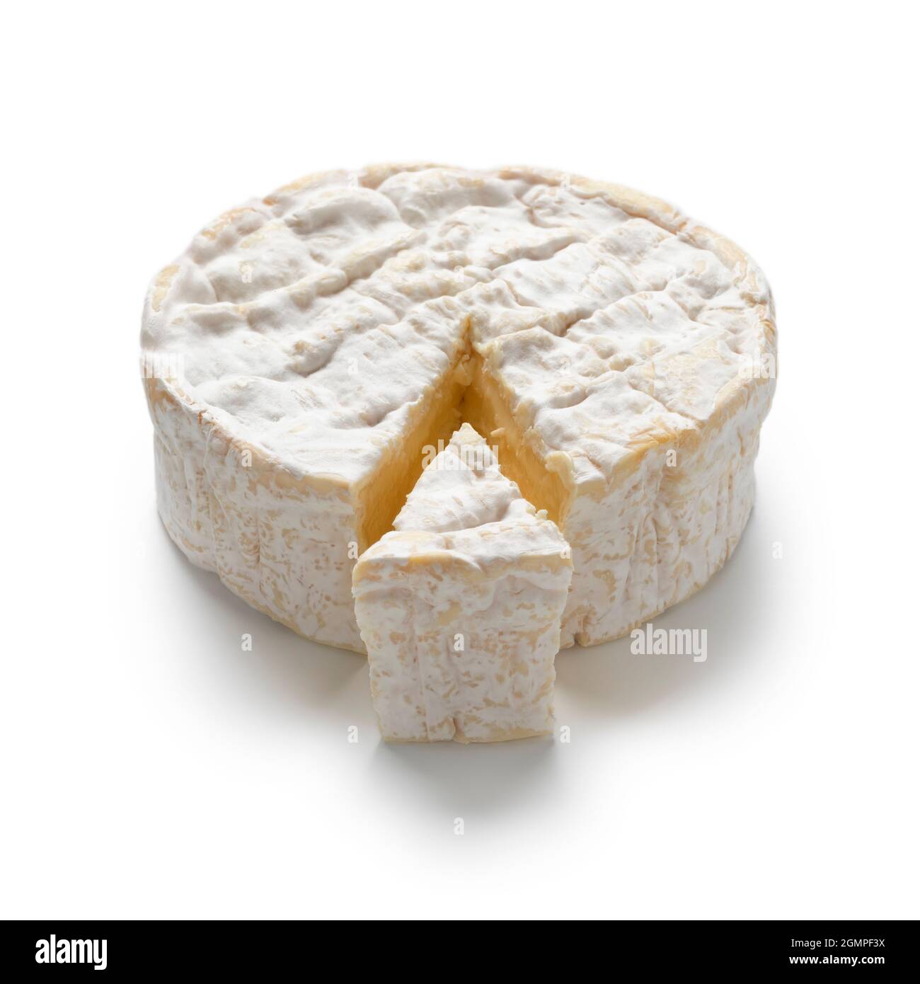 Tradicional queso Camembert francés y una pieza aislada sobre fondo blanco Foto de stock