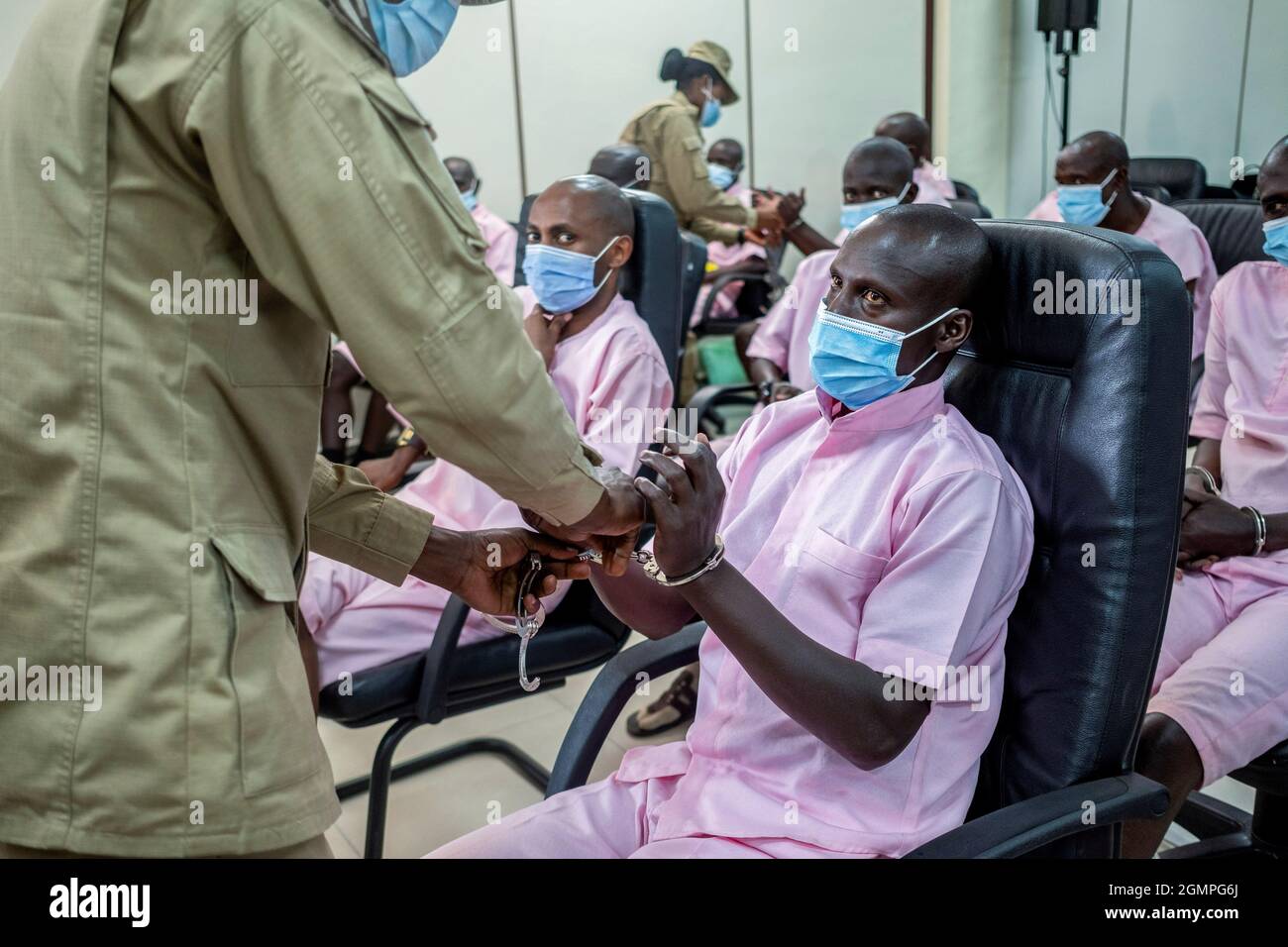 Los acusados vestidos de rosa aparecen frente al Tribunal Superior de  Rwanda por cargos relacionados con el terrorismo en Kigali (Rwanda). 20 de  septiembre de 2021.REUTERS/Jean Bizimana Fotografía de stock - Alamy