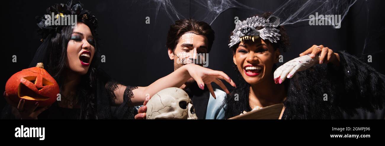 Amigos en creepy trajes divirtiéndose en la fiesta de Halloween Fotografía  de stock - Alamy