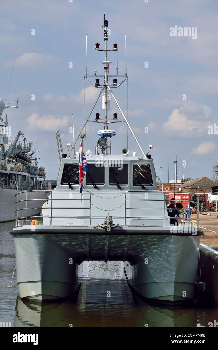 El buque de inspección de la Marina Real HMS MAGPIE sale de los Royal Docks de Londres después de participar en el evento 2021 de DSEI Foto de stock