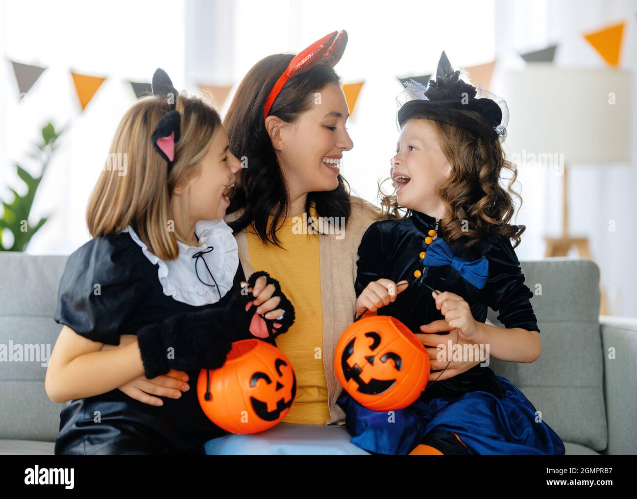 Madre hija carnaval disfraz niños mamá fotografías e imágenes de alta  resolución - Alamy