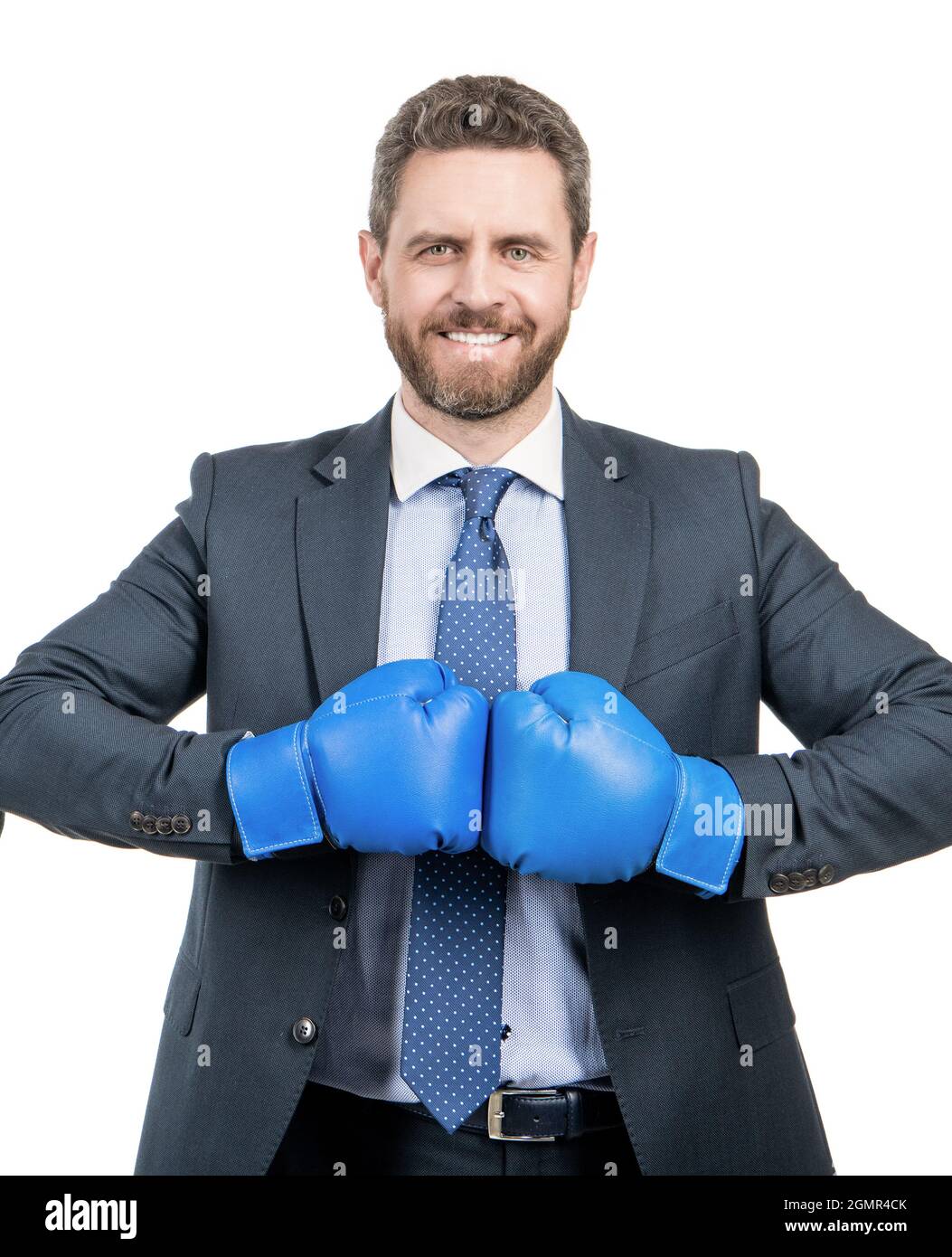 El jefe del hombre feliz sostiene los guantes de boxeo juntos listos para luchar aislados sobre blanco, luchando Foto de stock