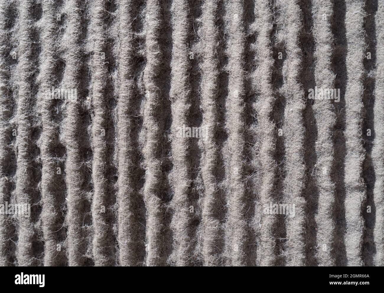 filtro de aire plisado muy sucio completamente obstruido con pelo y polvo Foto de stock