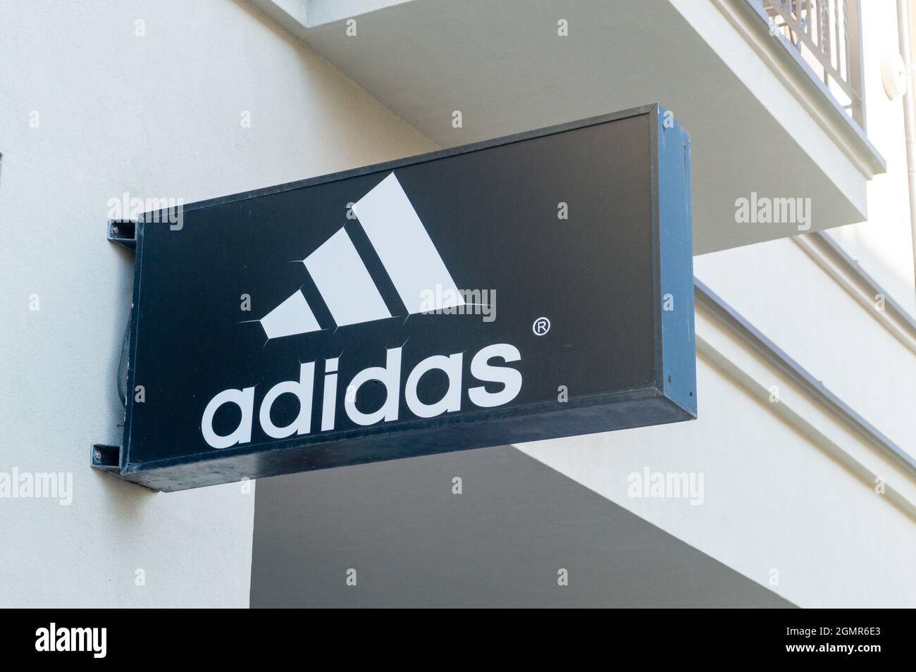 Lodz, Polonia - 7 de junio de 2021: Logotipo del fabricante alemán de artículos  deportivos Adidas Fotografía de stock - Alamy