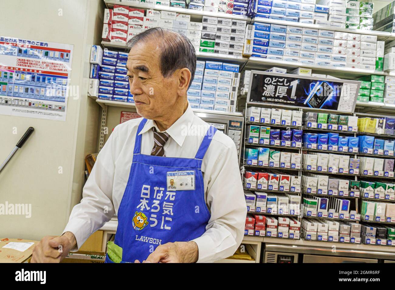 Tokio Japón, Shinjuku, Lawson tienda de conveniencia, tienda de mercado venta de exhibición de negocios, hombre asiático hombre hombre hombre hombre cajero de cigarrillos cajas japonés Foto de stock