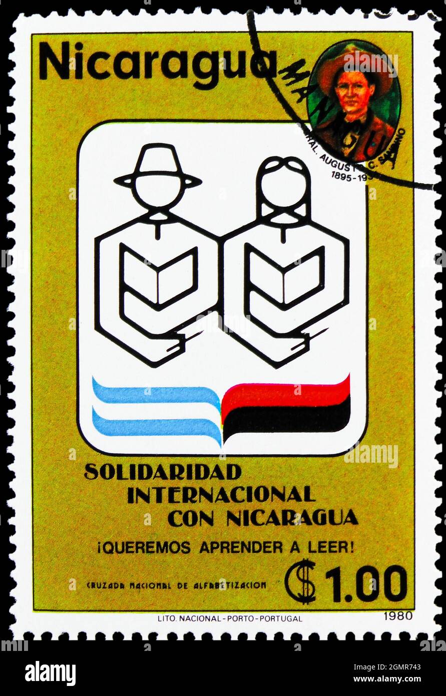 MOSCÚ, RUSIA - 31 DE JULIO de 2021: Sello postal impreso en Nicaragua muestra Emblem, primer aniversario de la victoria de la serie de la revolución, alrededor de 1980 Foto de stock