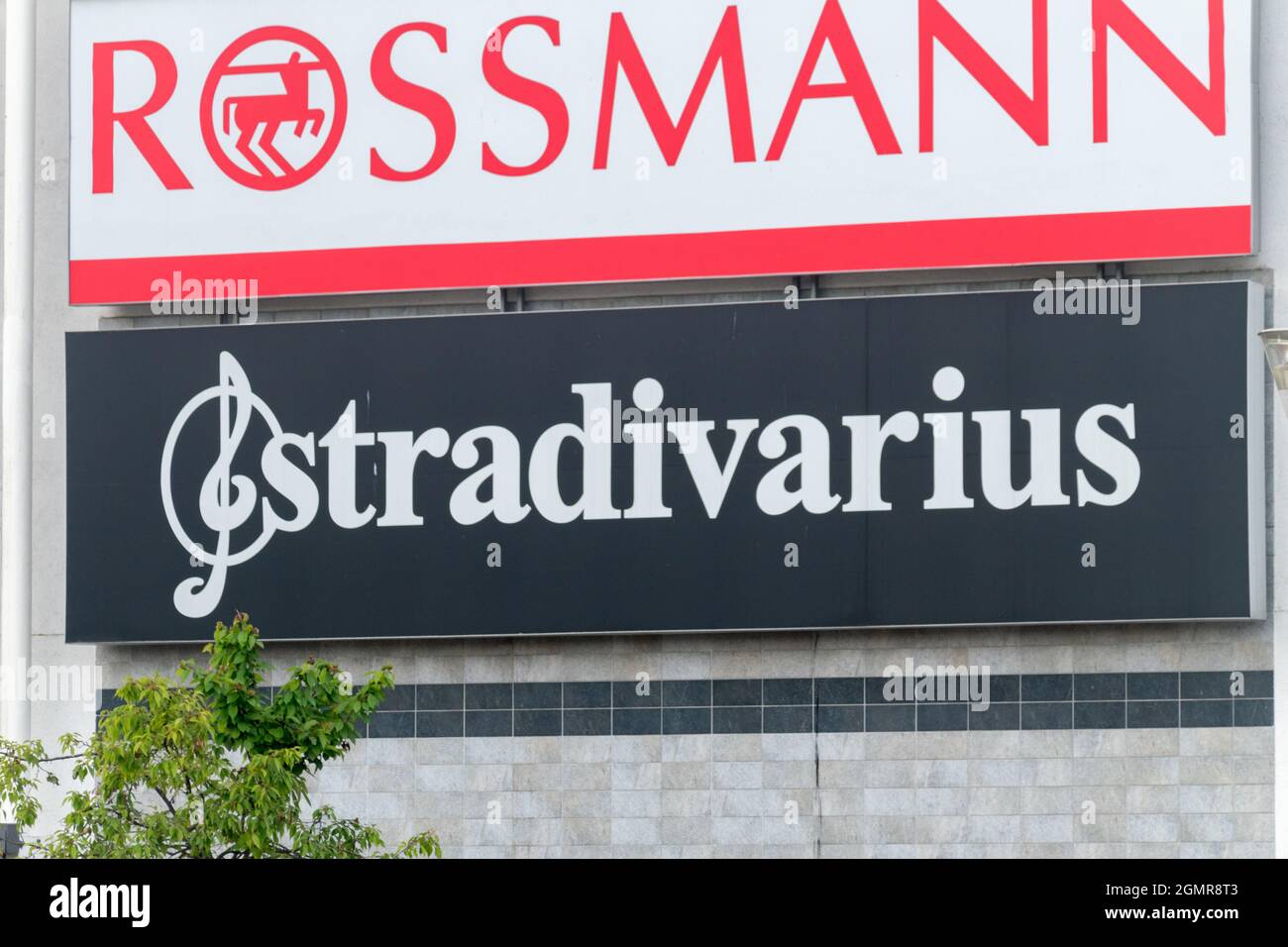 Gorzow Wielkopolski, Polonia - 1 de junio de 2021: Logotipo y signo de  Stradivarius. Stradivarius es una marca internacional de moda femenina de  España Fotografía de stock - Alamy
