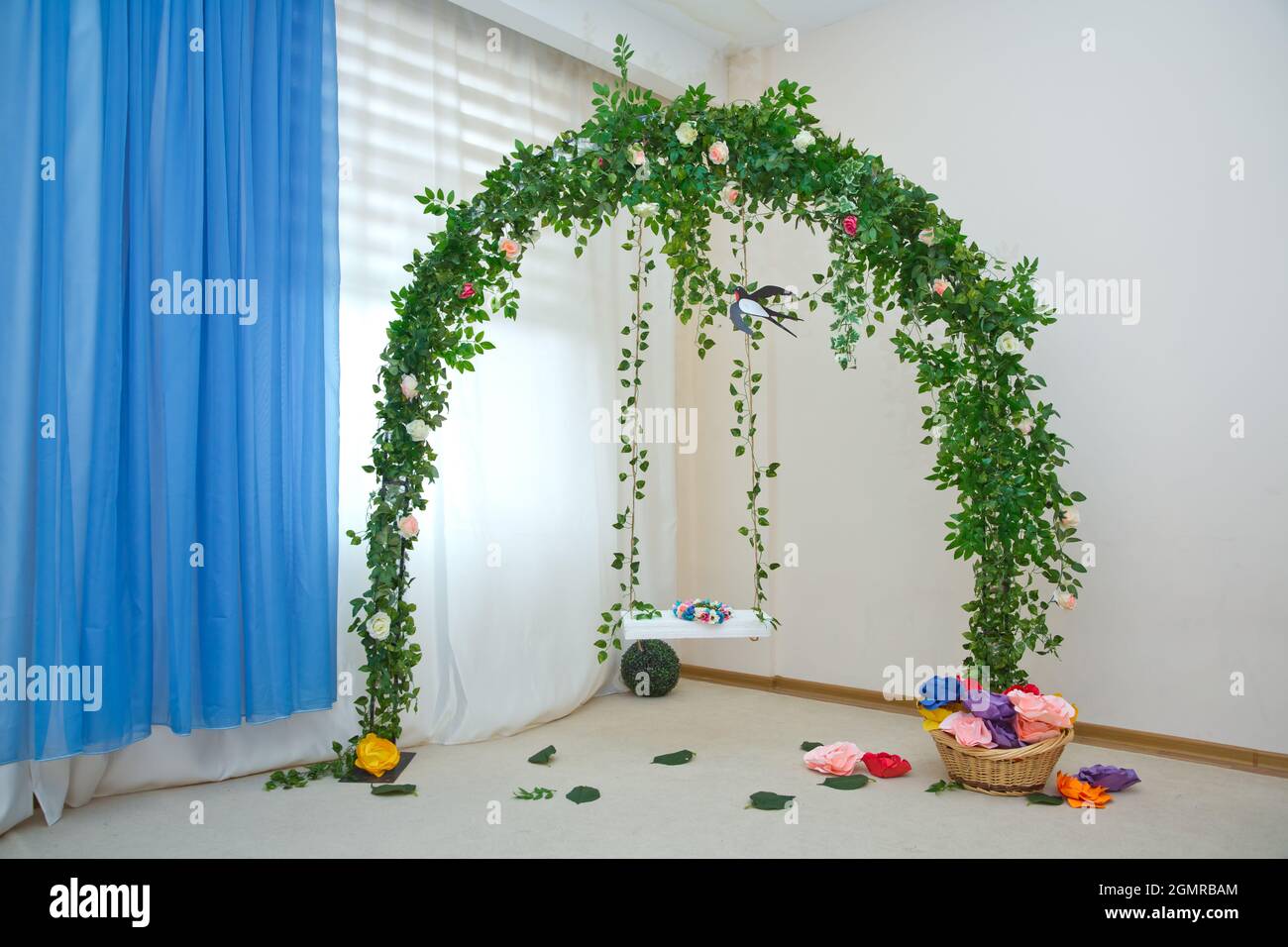 arco para la ceremonia de boda, tela decorada, flores y . Arco decorado con  flores y hojas en el matrimonio Fotografía de stock - Alamy
