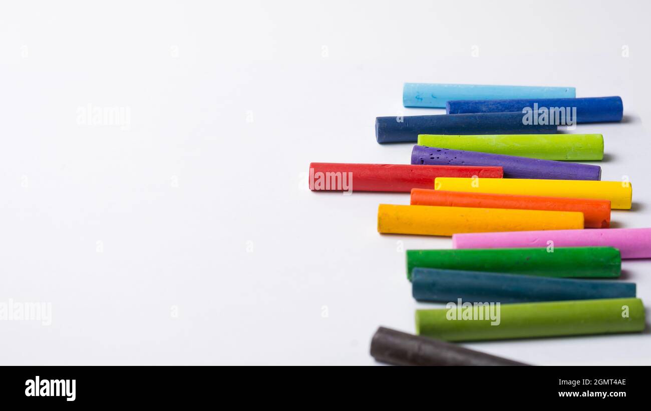 lápices de colores pastel de aceite sobre fondo blanco, listos para dibujar,  maqueta Fotografía de stock - Alamy