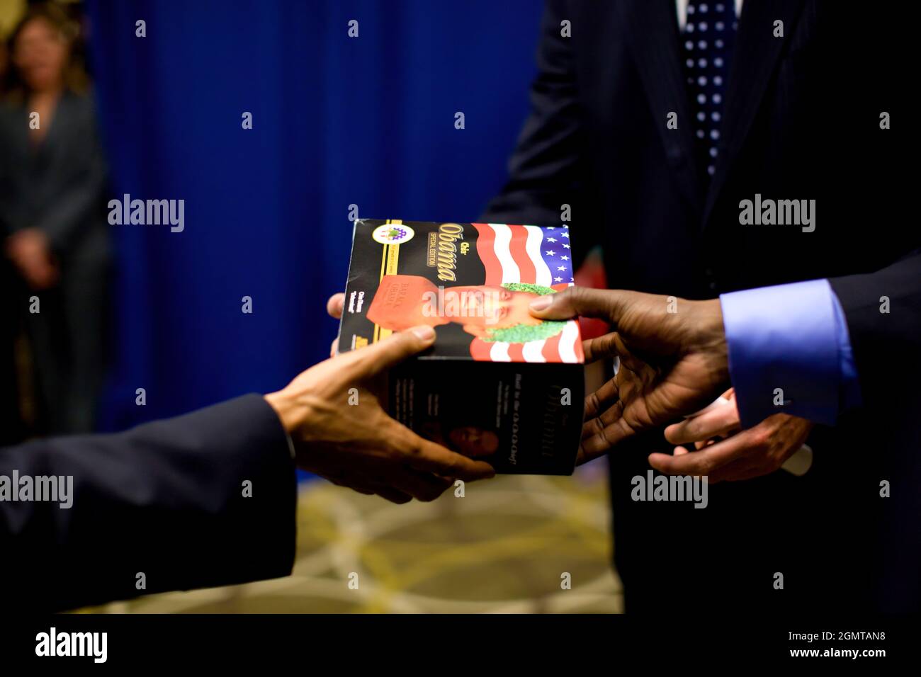 El presidente Barack Obama recibe un regalo 'Chia Obama--Edición Especial'  en un evento en Indianápolis, 17 de mayo de 2009. (Foto oficial de la Casa  Blanca de Pete Souza) Esta fotografía oficial