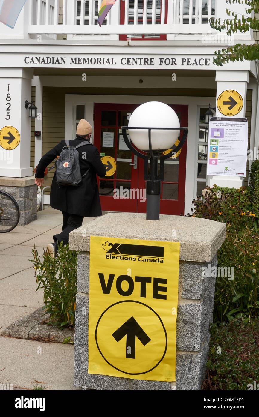 VANCOUVER, BC, CANADÁ. 20 de septiembre de 2021 -- Un hombre se lanza a una mesa electoral para emitir su voto durante las elecciones federales canadienses, Foto de stock