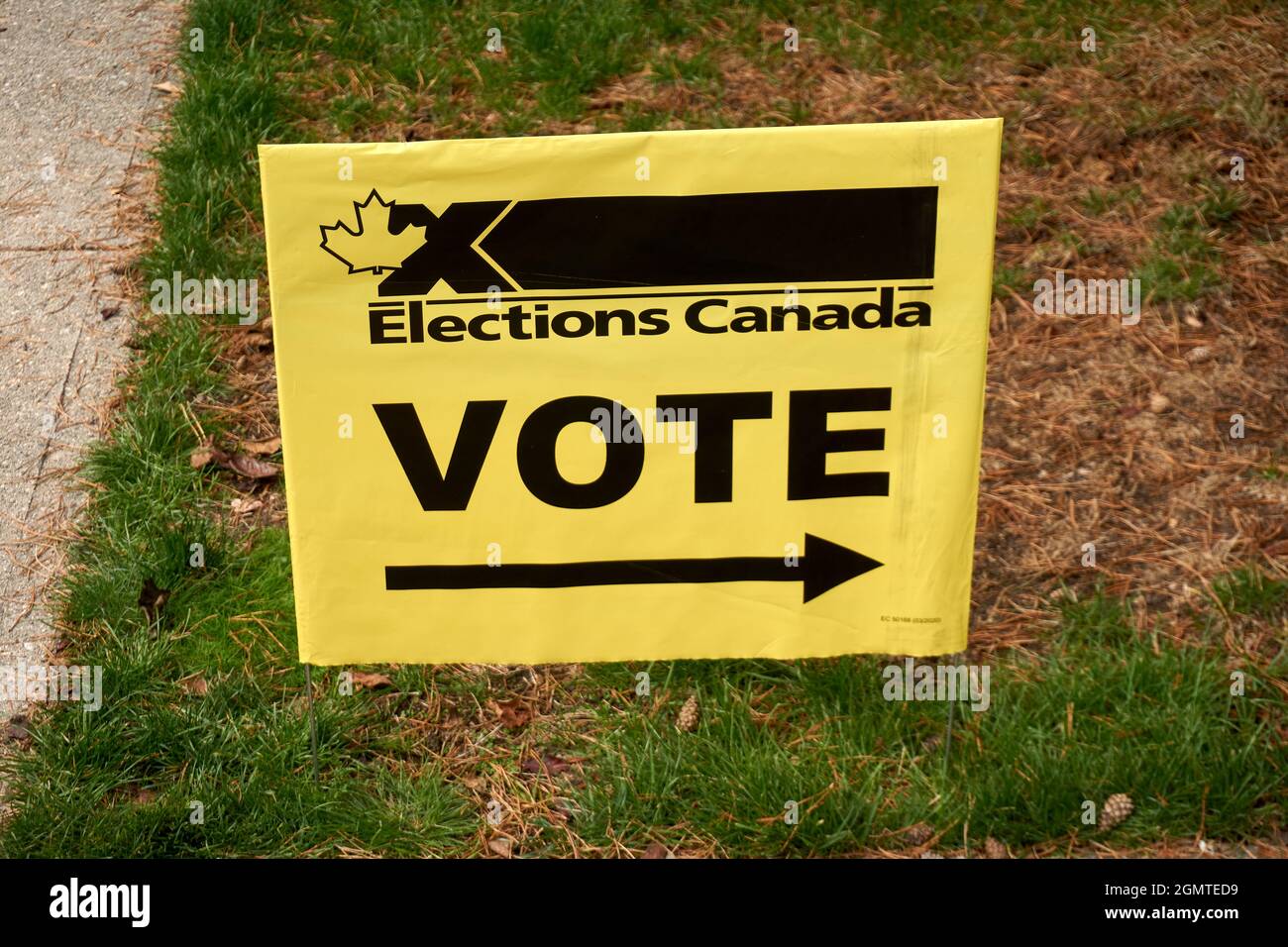 VANCOUVER, BC, CANADÁ. 20 de septiembre de 2021 -- Un signo de Elecciones Canadá señala el camino a una mesa electoral durante las elecciones federales canadienses, Foto de stock