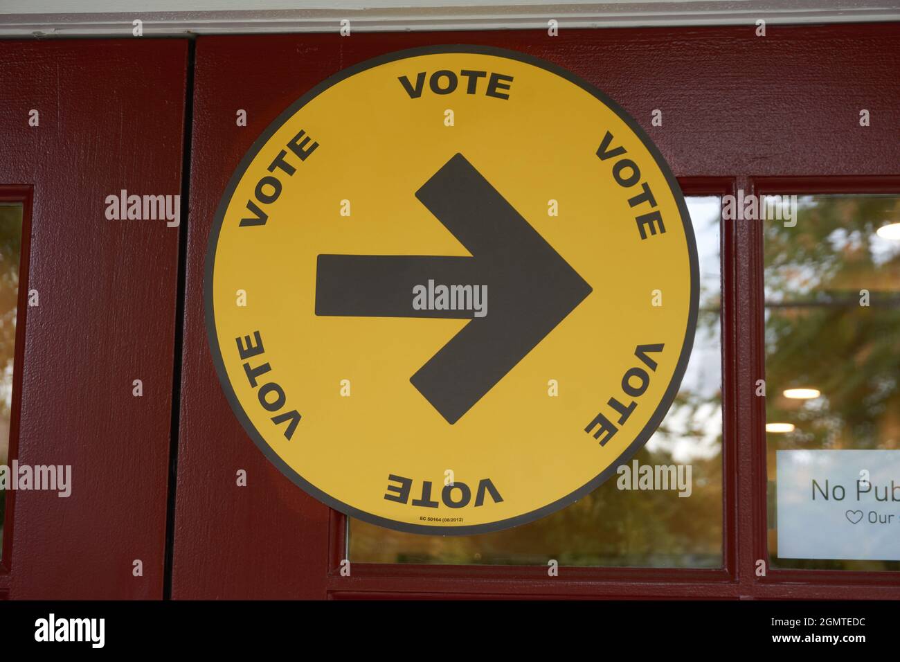 VANCOUVER, BC, CANADÁ. 20 de septiembre de 2021 -- Una flecha señala el camino a una mesa electoral durante las elecciones federales canadienses, Foto de stock