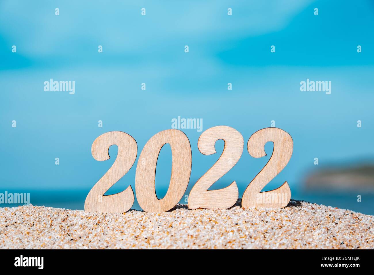 Número de Año Nuevo 2022 en la playa junto al mar. Postal navideña creativa. Concepto de turismo, recreación y viajes. Espacio de copia. Enfoque selectivo. Primer plano Foto de stock