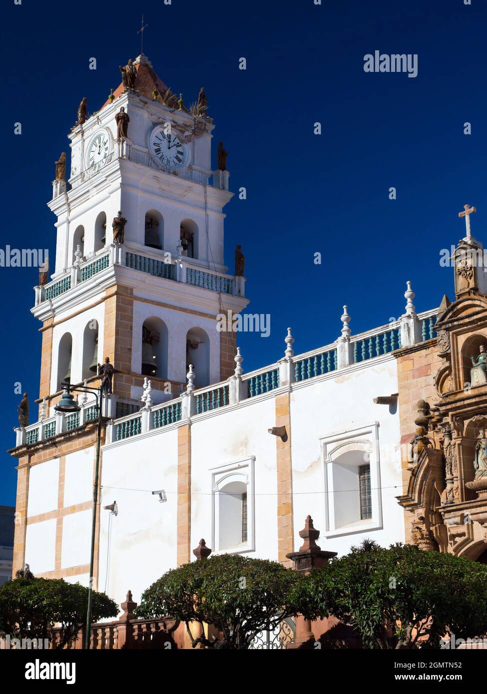 Sucre, Bolivia - 18 de mayo de 2018 Frente a la plaza principal de Sucre, su gran catedral metropolitana fue construida entre 1559 y 1712. Su campanario es de estilo sh Foto de stock