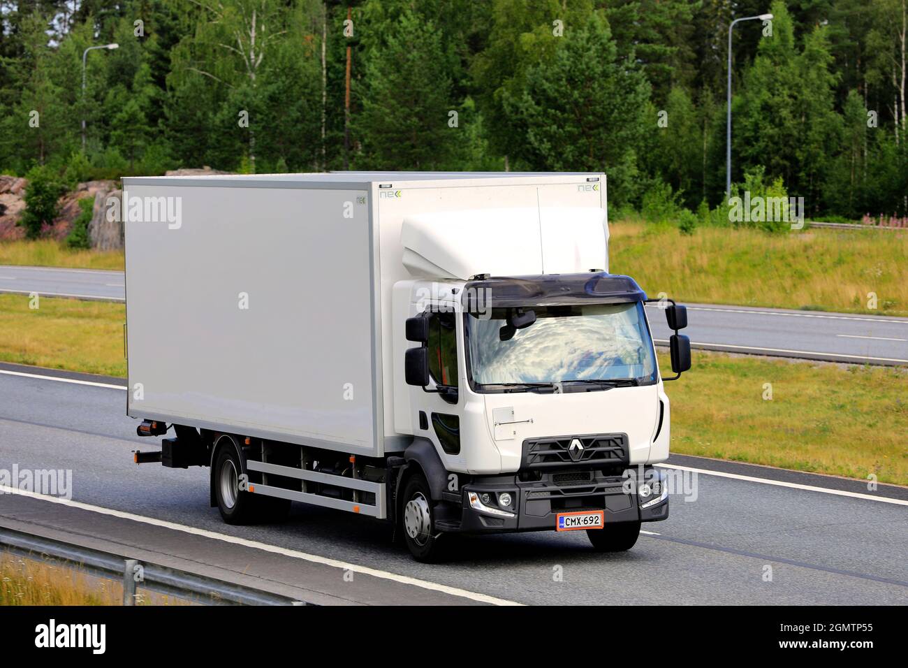 Blanco Renault Trucks D camión de entrega a velocidad en la autopista de entrega de mercancías en un día de verano. Salo, Finlandia. 9 de julio de 2021. Foto de stock