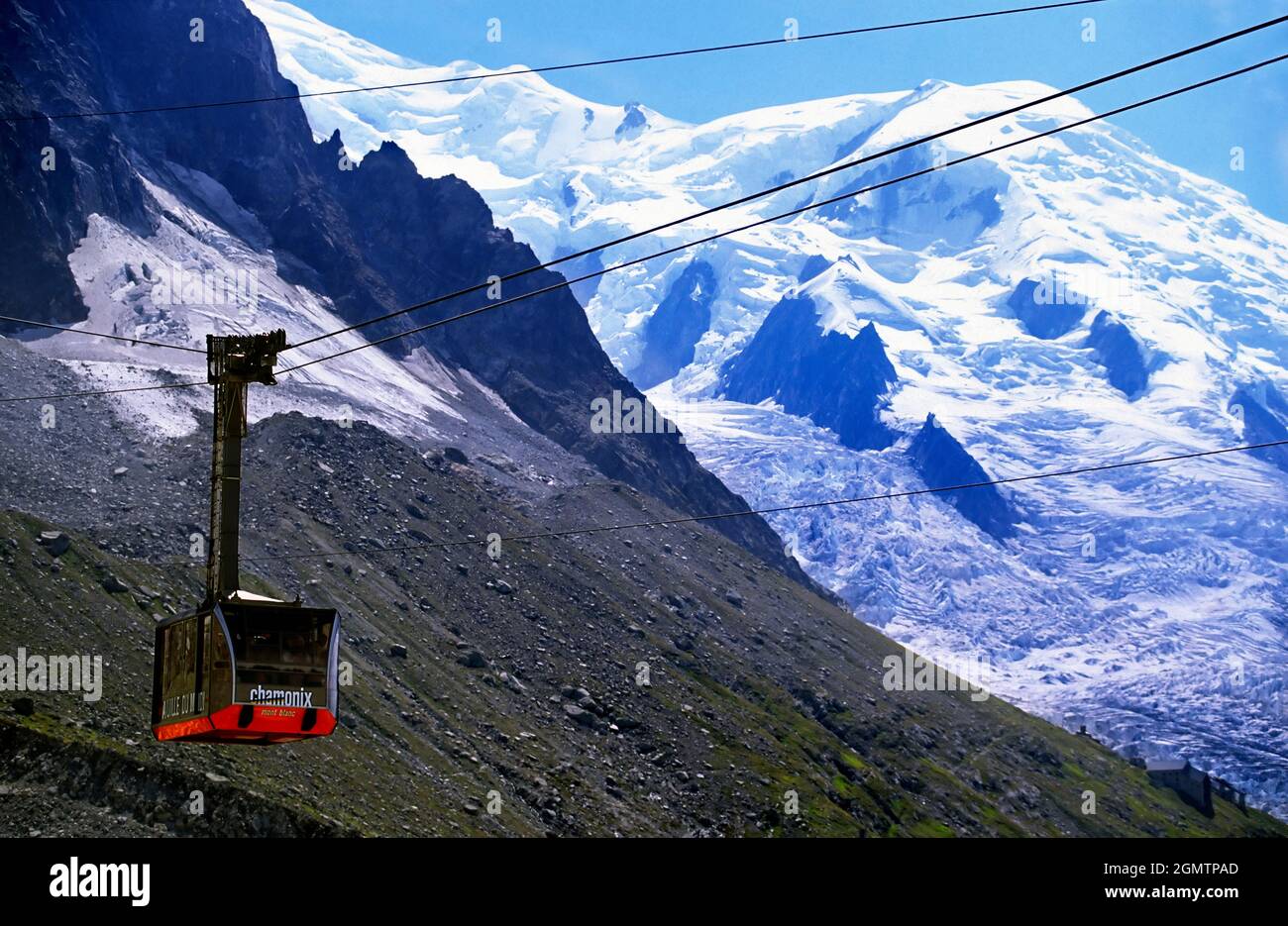 Chamonix, Francia - 20 de junio de 2013; No hay personas a la vista. Con una elevación de 4808m sobre el nivel del mar, Mont Blanc es la montaña más alta de los Alpes y el oeste Foto de stock