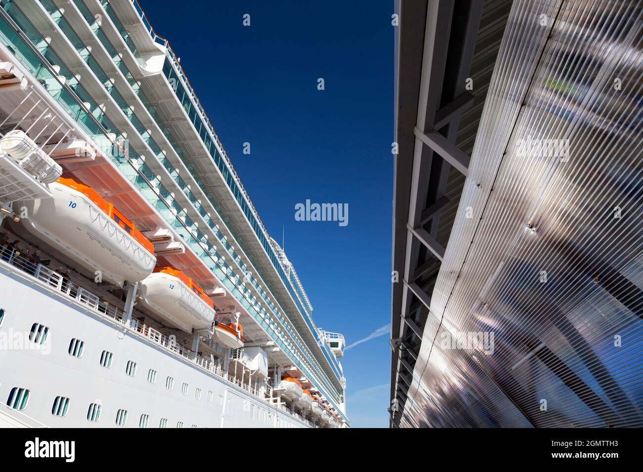 San Petersburgo, Rusia - 11 de junio de 2011; no hay personas a la vista. Un enorme crucero amarrado en el Gran Puerto de San Petersburgo, en los días en que la peopl Foto de stock