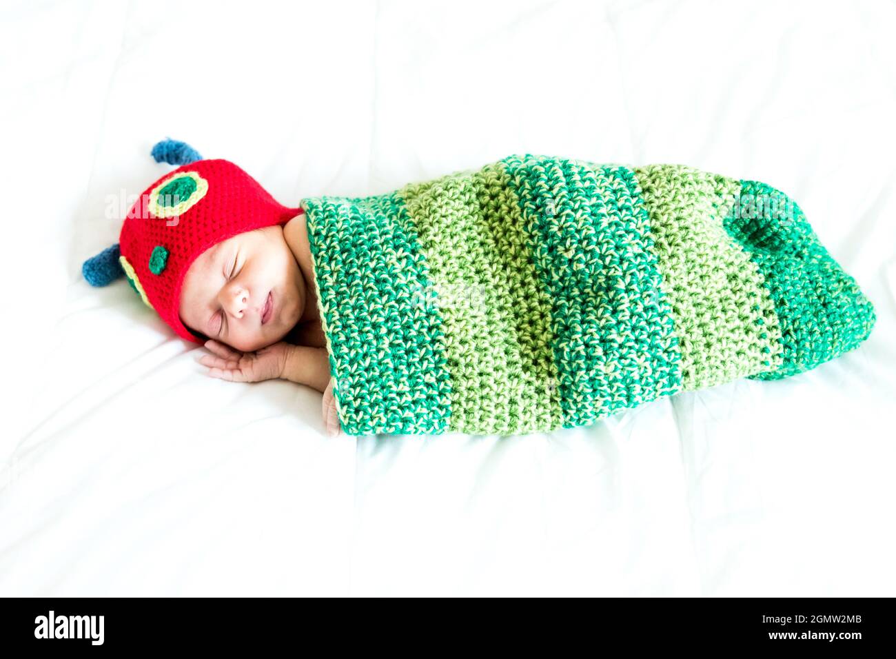 Un bebé con traje de oruga sobre fondo blanco Fotografía de stock - Alamy
