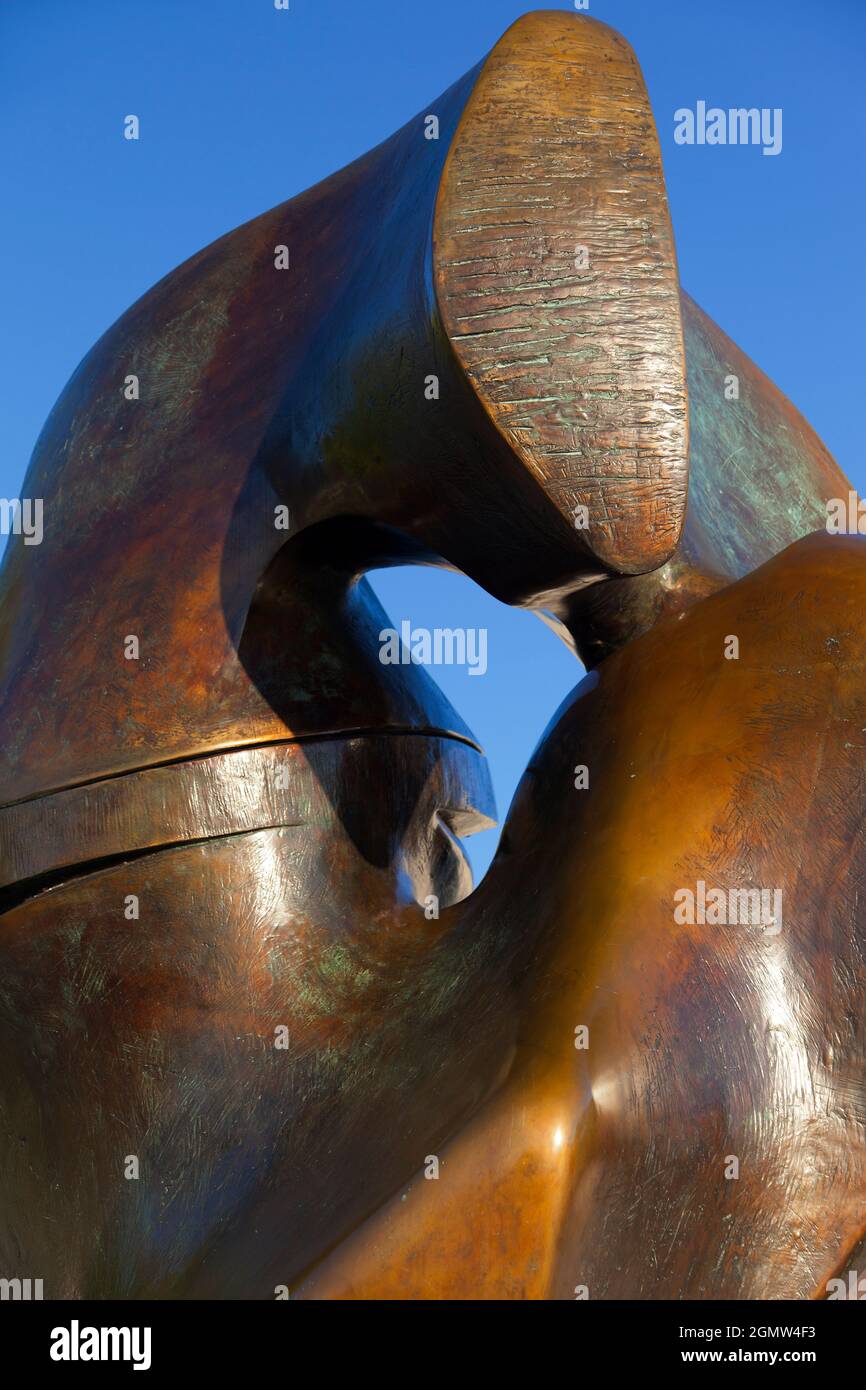 Londres, Inglaterra - 2011; esta es una de mis piezas favoritas de Henry Moore. Esculpido en 1963/4, se compone de dos grandes formas interconectadas apiladas o Foto de stock