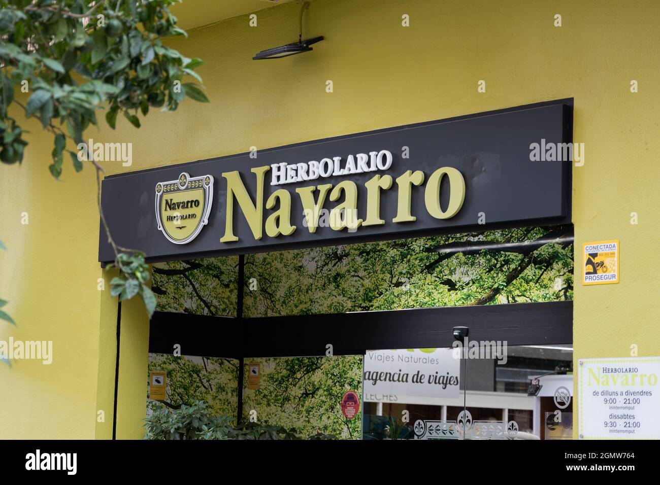 VALENCIA, ESPAÑA - 13 DE SEPTIEMBRE de 2021: El herbolario Navarro vende productos ecológicos, curables y naturales Foto de stock