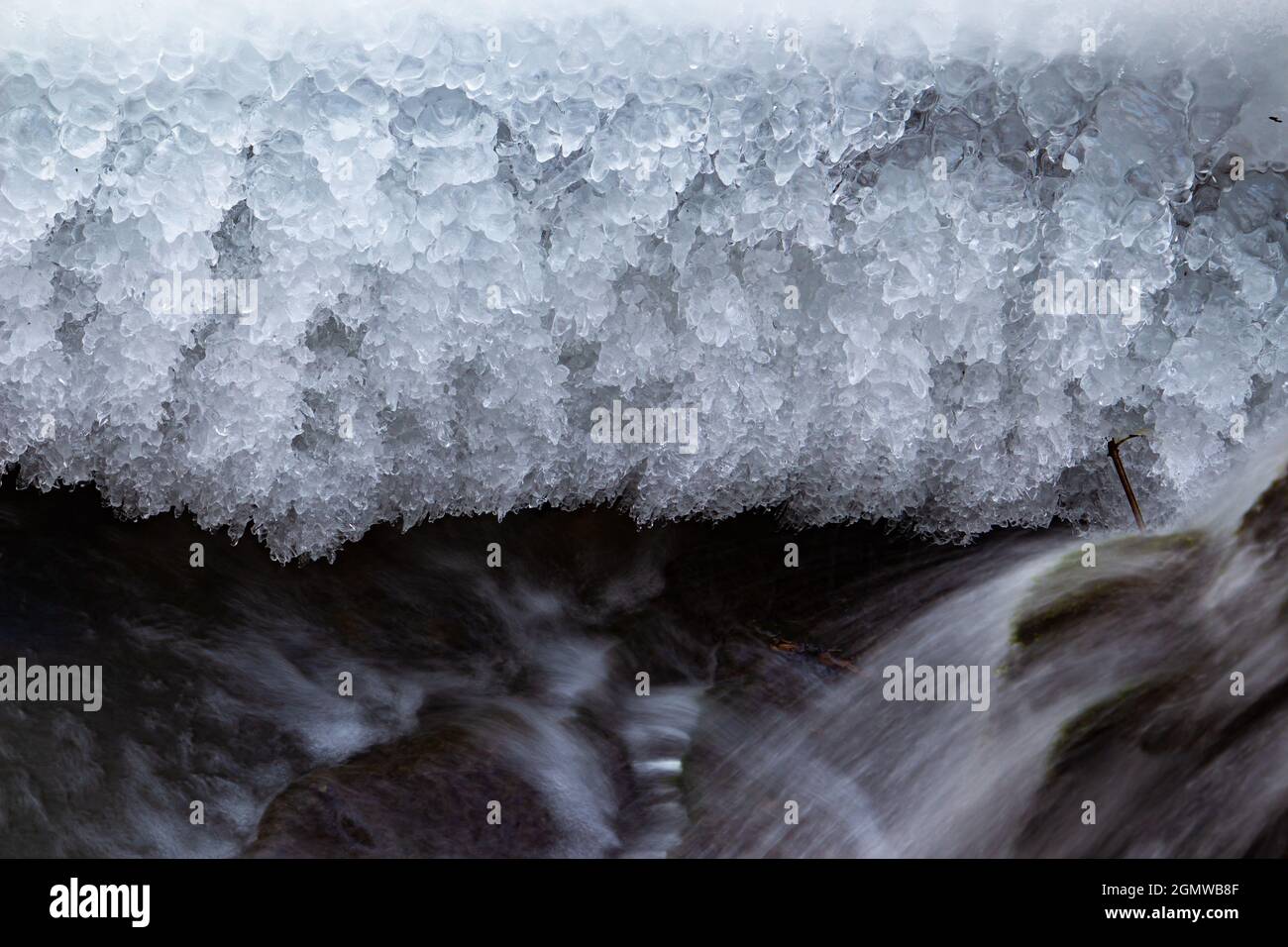 Agua fluyendo bajo hielo derretido, concepto de calentamiento global Foto de stock