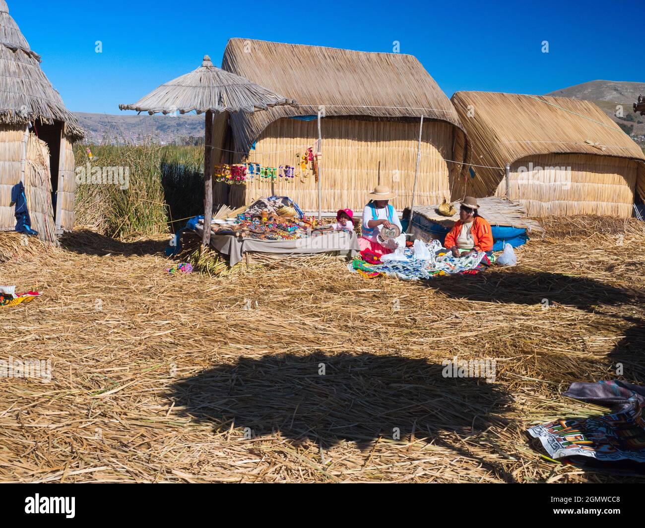 Lago Titicaca, Perú - 17 de mayo de 2018; dos nativos en tiro situados a 3.812 metros (12.507 pies) de altitud, el hermoso lago Titicaca, parecido a una joya Foto de stock